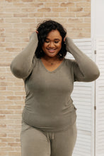 Load image into Gallery viewer, Essential Lounge Top in Mineral Wash Olive