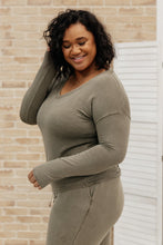 Load image into Gallery viewer, Essential Lounge Top in Mineral Wash Olive