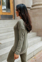 Load image into Gallery viewer, Essential Lounge Top in Mineral Wash Olive