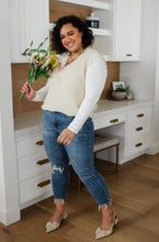 Load image into Gallery viewer, Midrise Destructed Hem Slim Fit