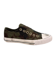 Load image into Gallery viewer, Shalomar Sneaker in Camo
