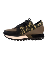 Load image into Gallery viewer, Geri Sneaker in Camo
