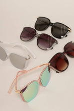 Load image into Gallery viewer, Women's Glitter Detail Square Sunglasses
