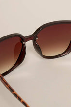 Load image into Gallery viewer, Women's Glitter Detail Square Sunglasses
