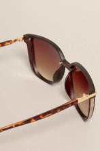 Load image into Gallery viewer, Women's Glitter Detail Square Sunglasses
