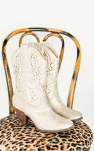 Load image into Gallery viewer, Houston Western Boots in Champagne
