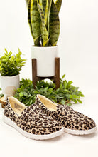 Load image into Gallery viewer, Maya Sneakers in Leopard

