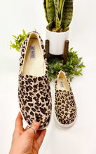 Load image into Gallery viewer, Maya Sneakers in Leopard
